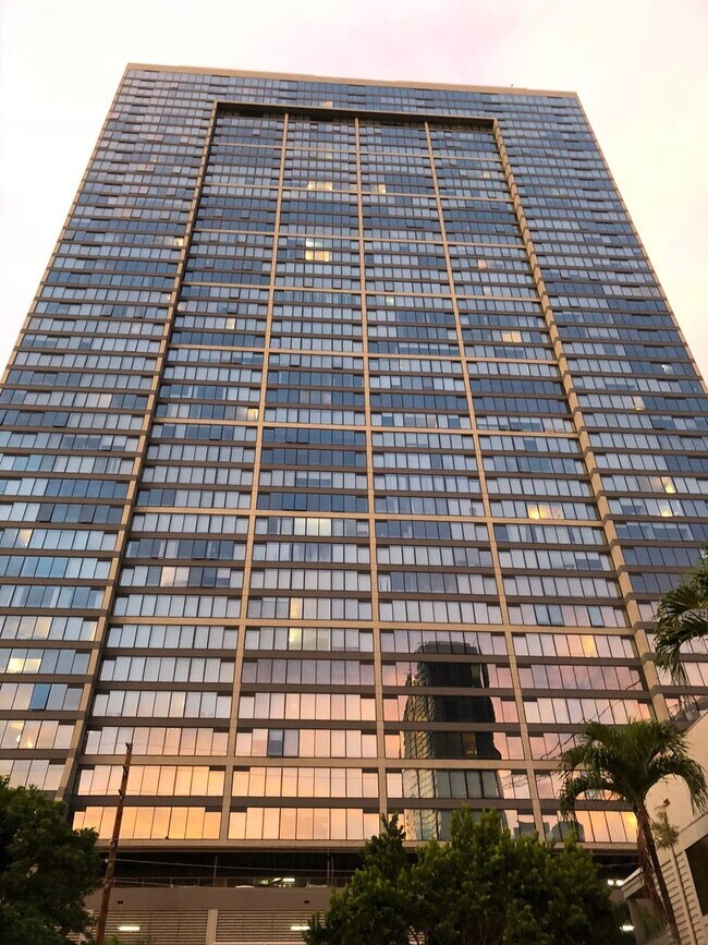 Building Photo - 1009 Kapiolani Blvd