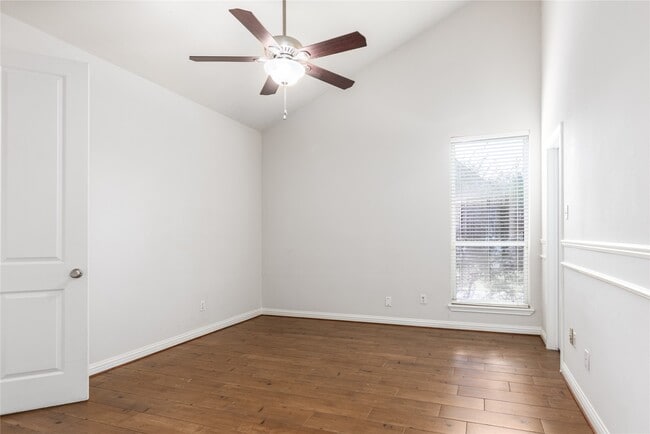 Building Photo - 910 Fleetwood Pl Dr