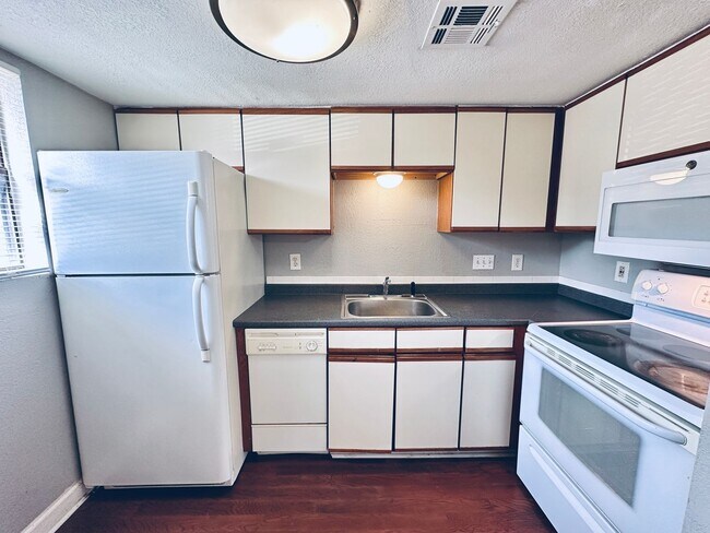 Building Photo - Ground-Floor 1-Bedroom Condo in Gated Community with Pool Access