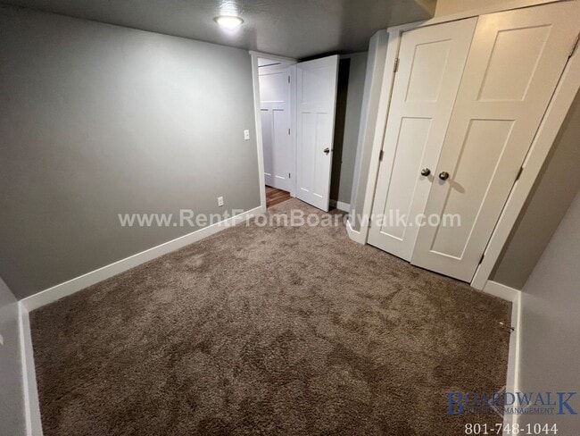 Building Photo - Stylish Vineyard Basement Apartment!