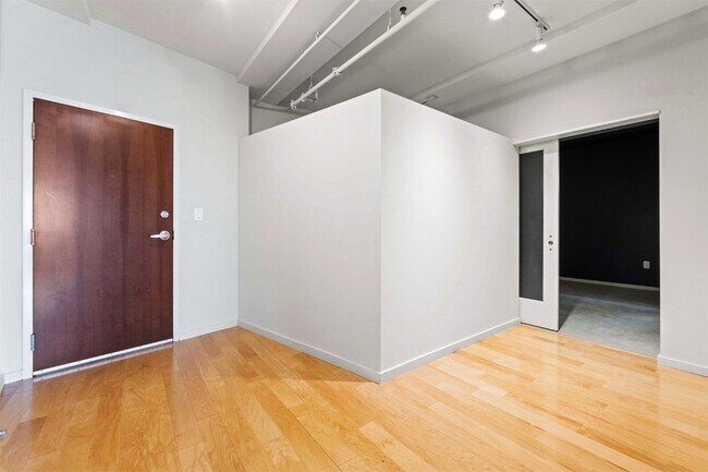 Building Photo - 915 Olive St