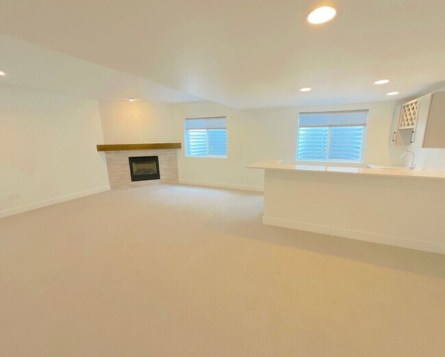 Building Photo - 5 Bedroom Home Available Near Baptist Rd &...