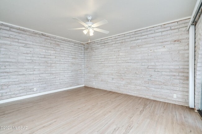 Building Photo - 667 W Las Lomitas Rd