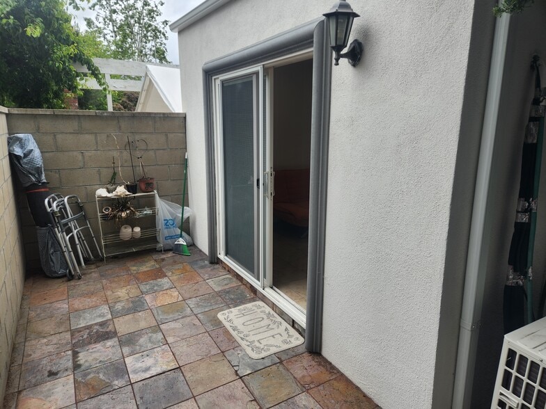 Building Photo - 5516 Vanalden Ave