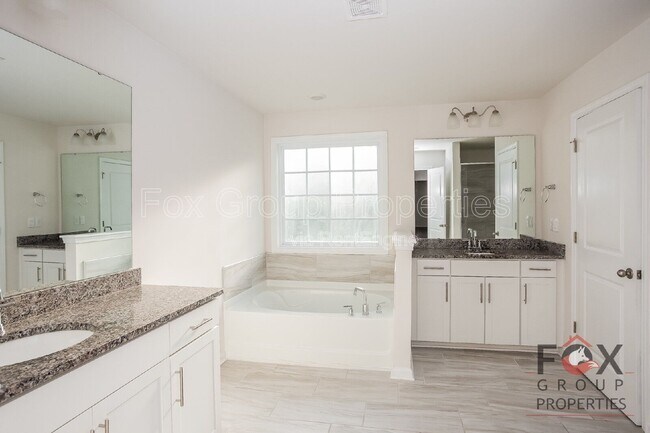 Building Photo - 313 Streamwood Rd