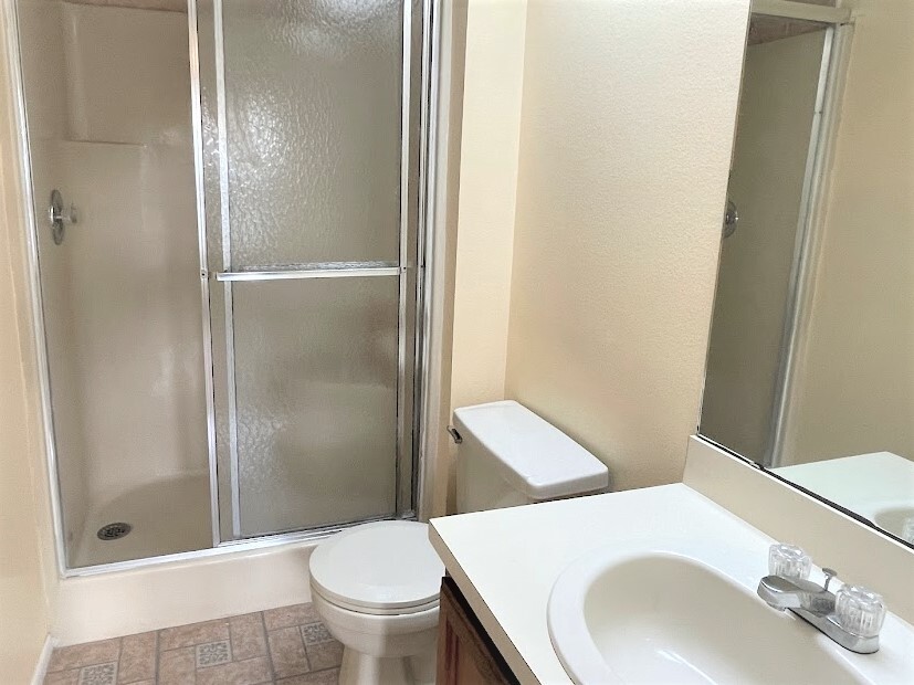 Bathroon w/shower - 4377 White Pine Ave