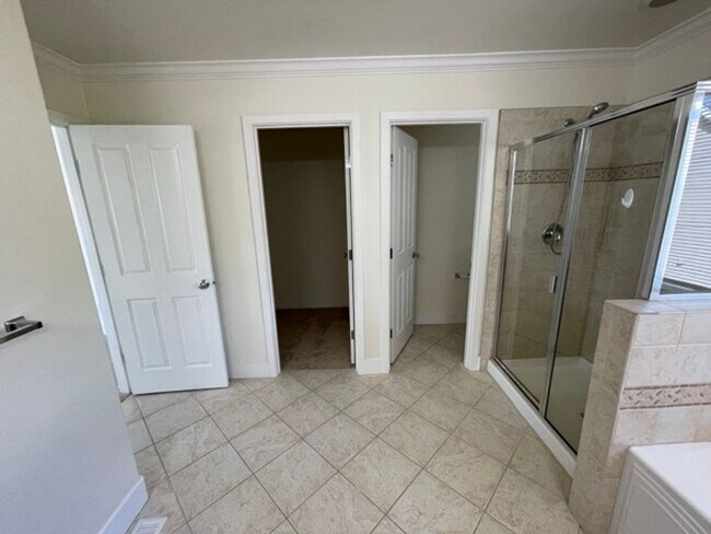 Building Photo - Extremely Spacious 5BD/3BTH Home For Lease...