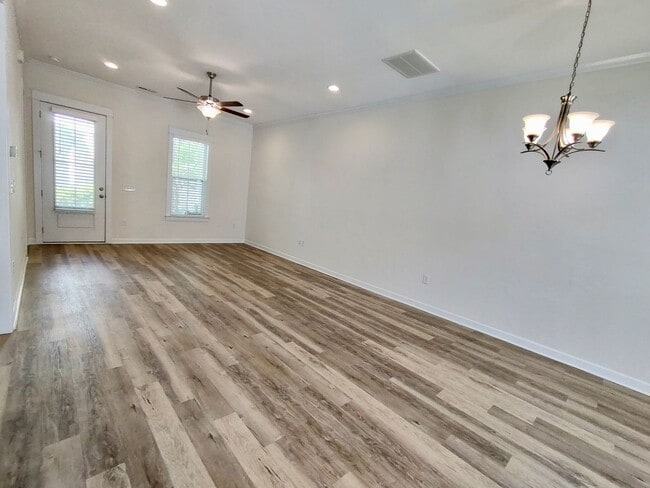 Building Photo - LUXURIOUS HIGH-END 2-story townhome in Market Common - walk to everything!