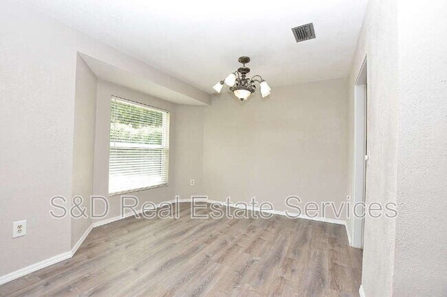 Building Photo - 561 Lake Bonny Dr E