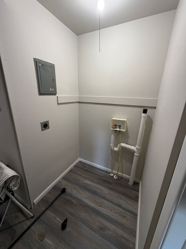 Building Photo - Charming 1-Bedroom Condo in Desirable West End Neighborhood