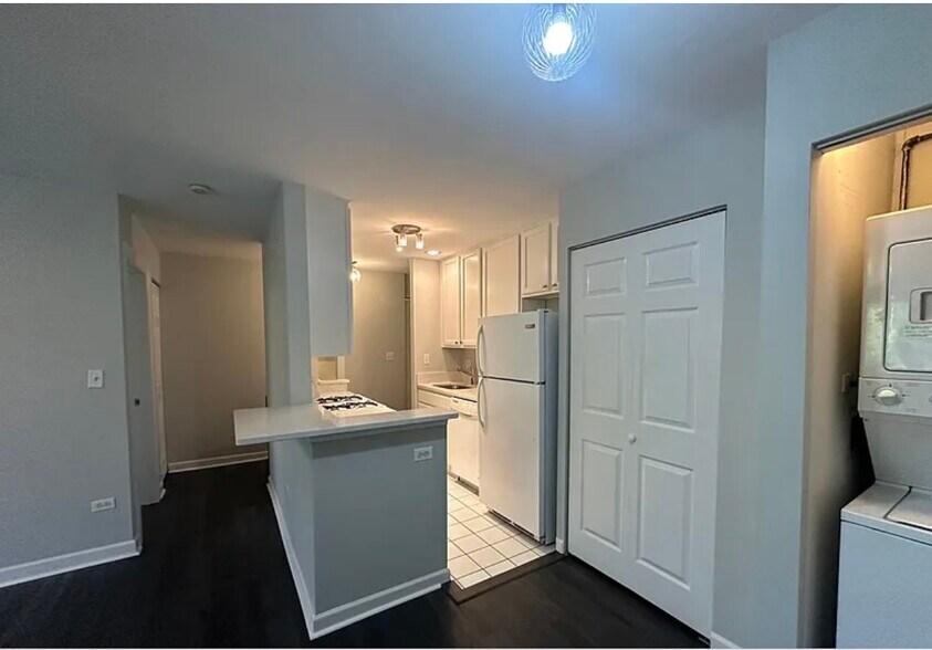 Building Photo - 900 W Fullerton Ave