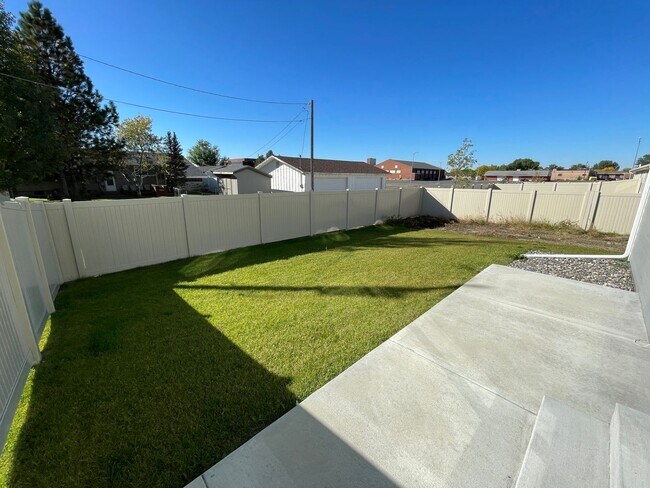 Building Photo - 3 bed 2.5 bath home rental