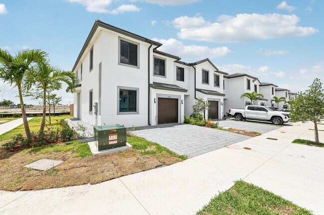 Building Photo - 1280 N Flagler Ave