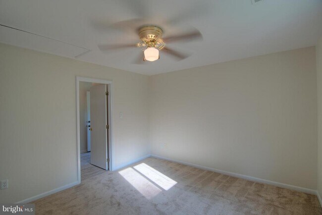 Building Photo - 5105 Shore Dr
