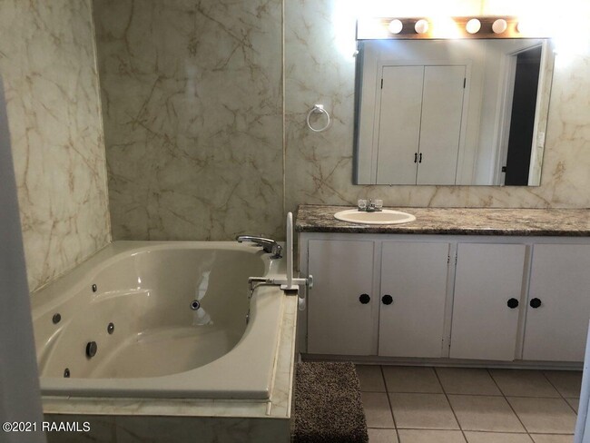 Building Photo - 2809 S Curtis Dr