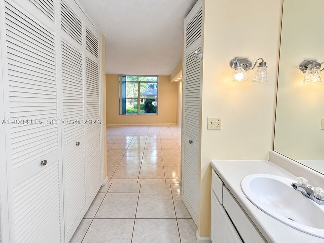 Building Photo - 3720 Inverrary Dr