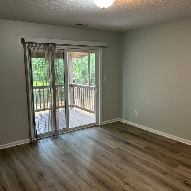 Building Photo - 2 Bedroom 1.5 Bathrooms