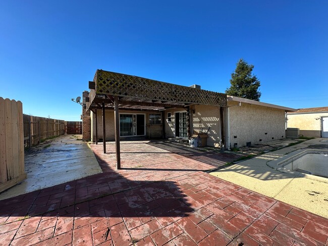 Building Photo - Three Bedroom - Country Living