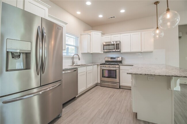 Building Photo - 350 W Kinniburgh Dr