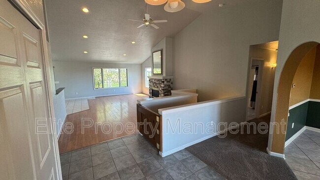 Building Photo - 629 W Kenosha Dr