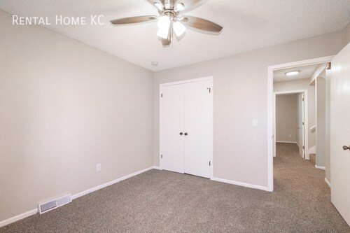 Building Photo - Roomy 3-bed 2-bath Duplex w/Fin Lower Leve...