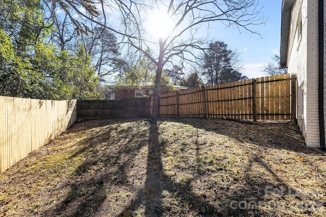 Building Photo - 801 Davenport St