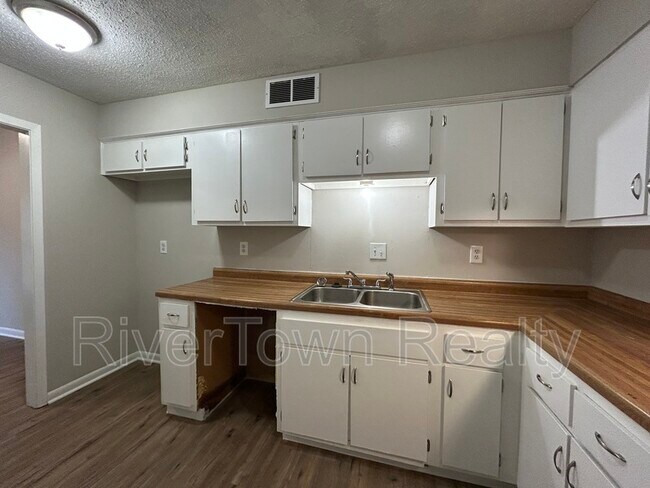 Building Photo - 3293 Leschallas Dr