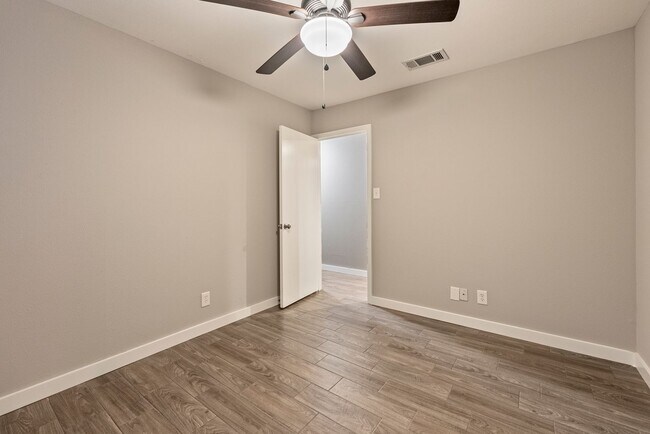 Building Photo - Beautiful 4 Bedroom, 2 Bathroom home in no...