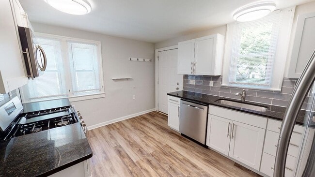 Building Photo - BEAUTIFUL 3 Bedroom, 1 bath with NEWER Ren...