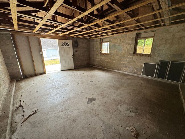 Building Photo - Pensacola - North Hill - 2 bed, 2 bath