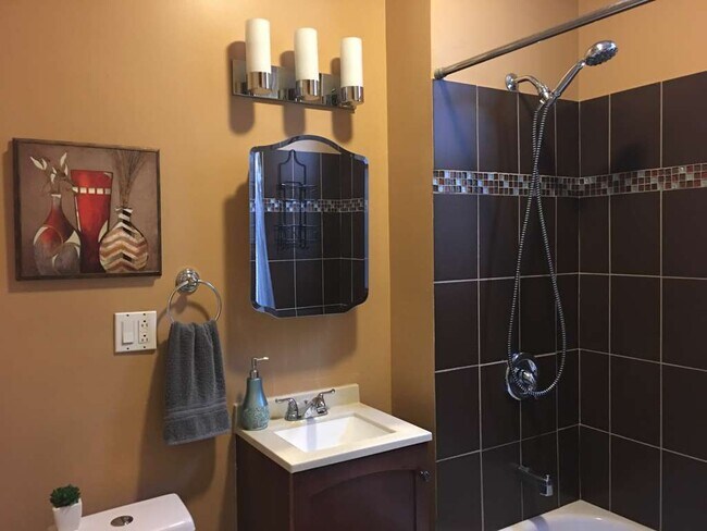 Building Photo - 1339 N Western Ave