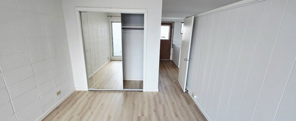 Building Photo - 909 University Ave