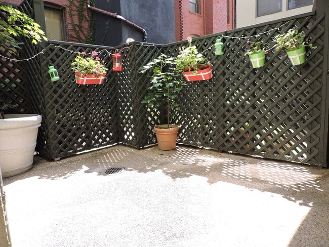 Building Photo - Spacious 2BR 2BA with Fireplace, Roof deck...