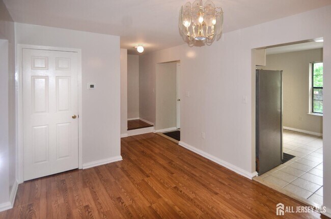 Building Photo - 202 Hidden Village Dr