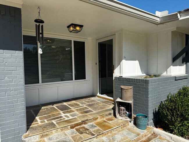 Building Photo - Updated 3 bed 2 bath with outdoor living area in Richardson!