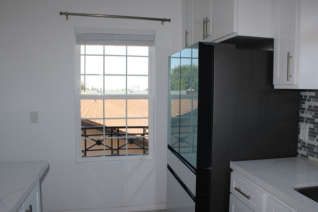 Building Photo - 2 Bedroom, 1 Bathroom Apartment