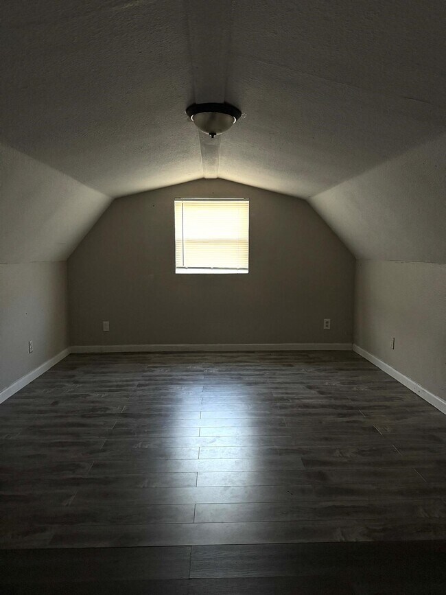 Building Photo - 16066 N Loop Dr