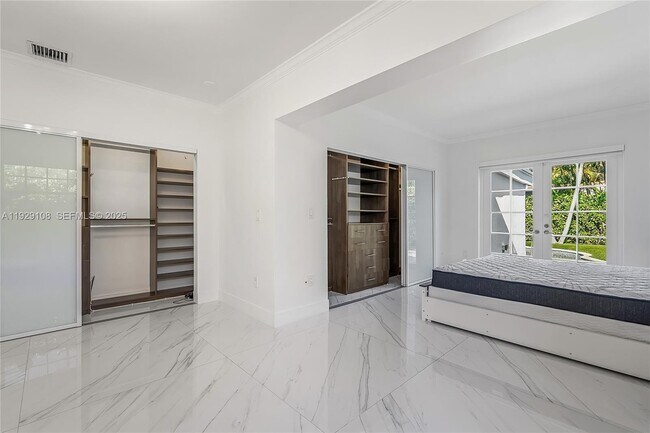 Building Photo - 345 Fairway Dr