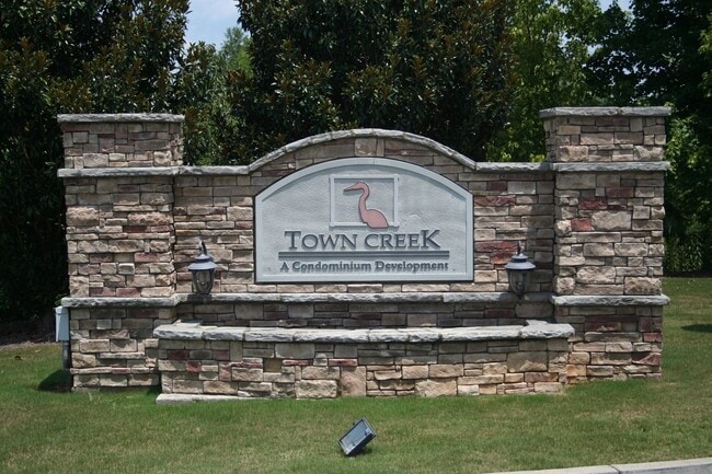 Building Photo - Town Creek Condo - Available Now!