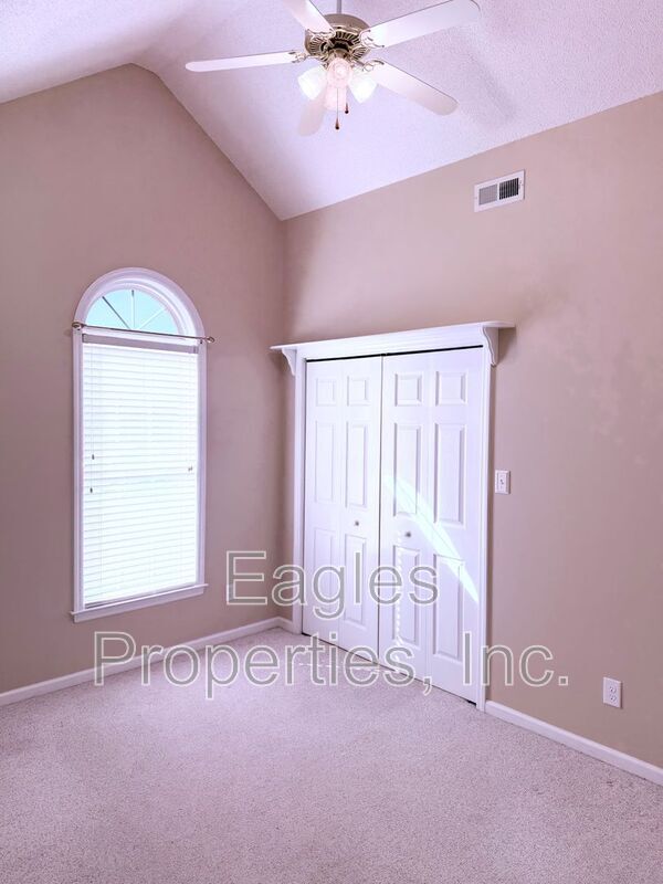 Building Photo - 107 Roundtree Ln