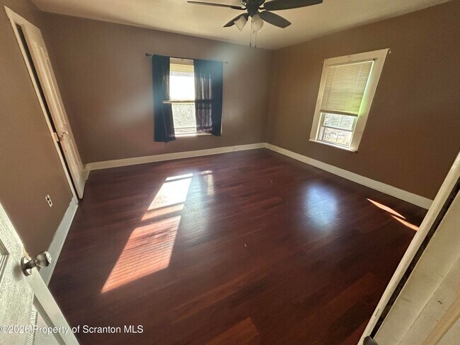 Building Photo - 945 Woodlawn St