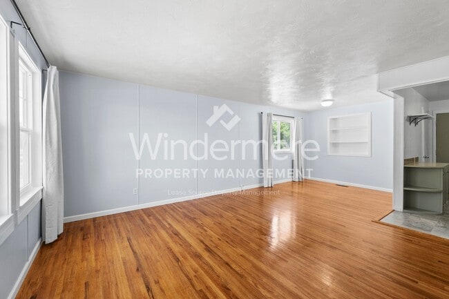 Building Photo - Welcome to this charming 3-bedroom, 1-bath...