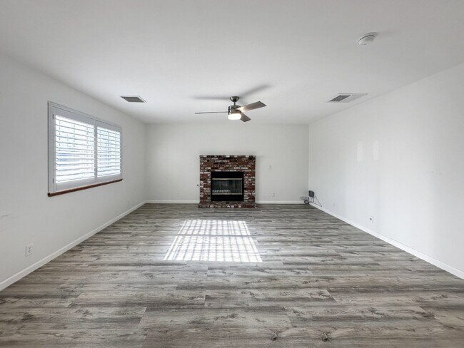 Building Photo - 1240 W Mariposa Ave