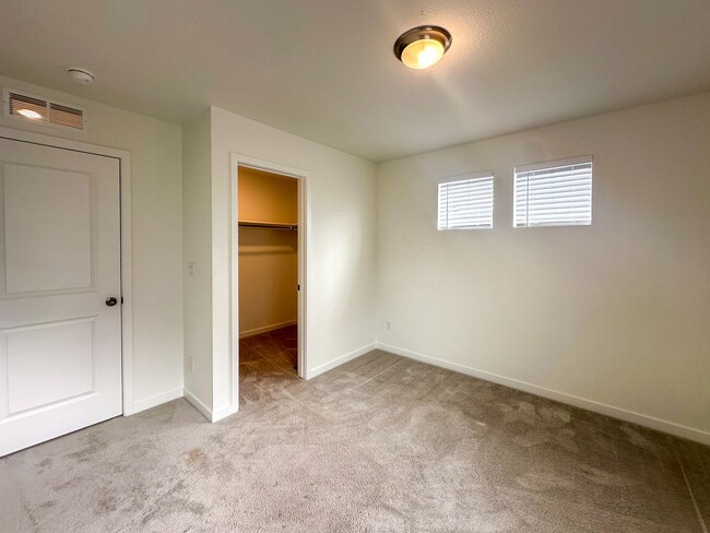 Building Photo - Luxurious 3bd home in Dove Village