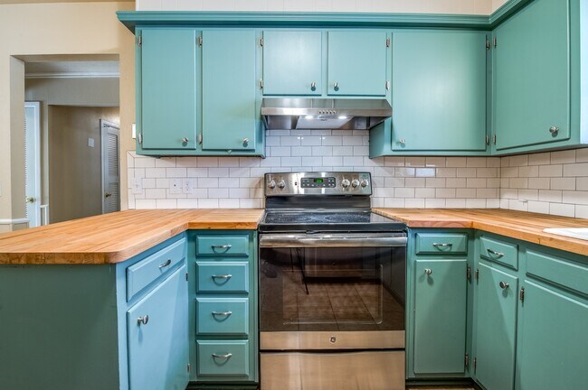 Building Photo - Super cute 3 bed, 2 bath!!