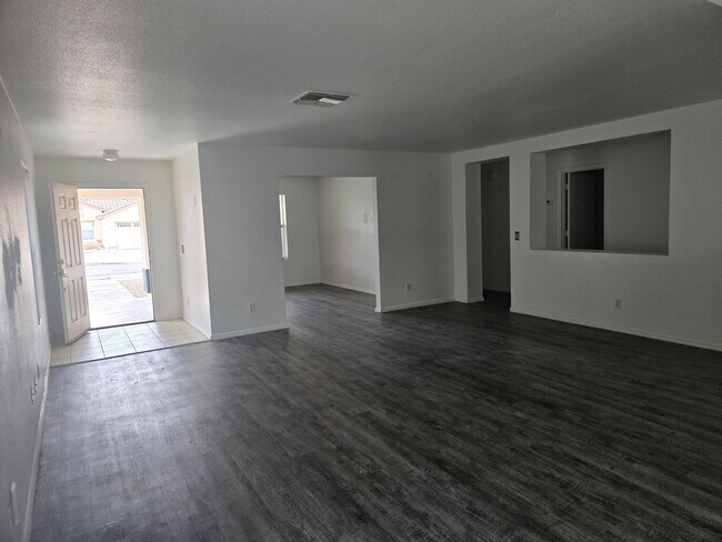 Building Photo - 3 bed, 2 bath in Surprise