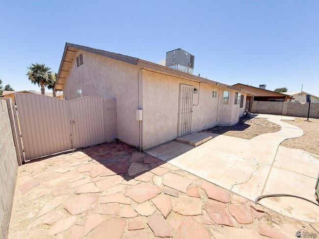 Building Photo - 3016 W 24th Pl