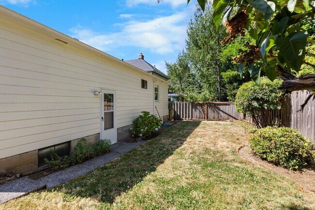 Building Photo - 2746 SE 31st Ave