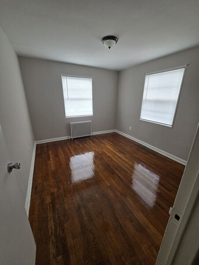 Interior Photo - 214 KENILWORTH AVE NE