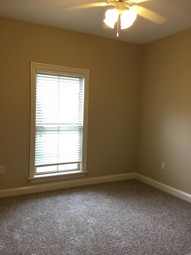 Building Photo - 19 Village Dr